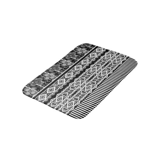 Schwarz-Weiß-Muster mit Spitzen und Patchwork Badematte (Schrägansicht)