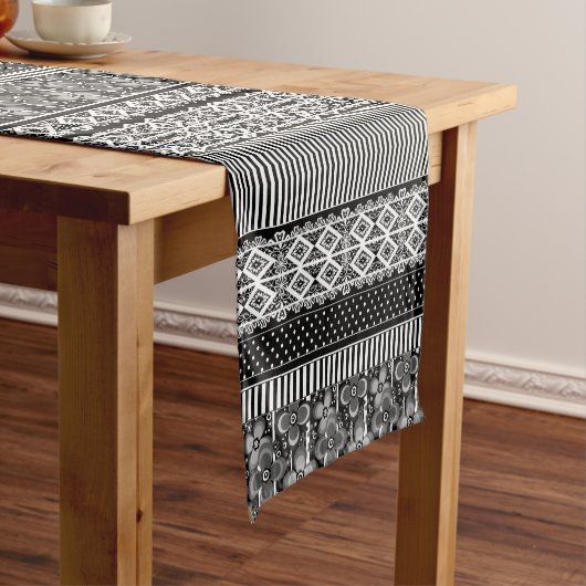 Schwarz-Weiß-Muster mit Spitzen und Patchwork Kurzer Tischläufer (Beispiel)