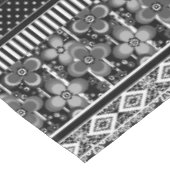 Schwarz-Weiß-Muster mit Spitzen und Patchwork Tischdecke (Schrägansicht)