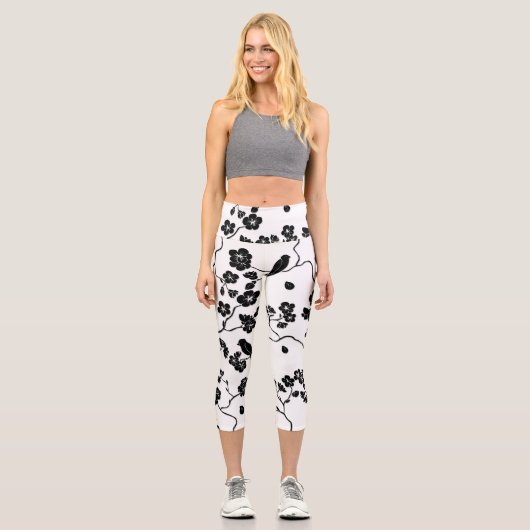 Schwarz-Weiß-Muster Vögel auf Kirschblüten Capri Leggings (Vorderseite)