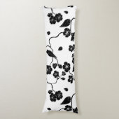 Schwarz-Weiß-Muster Vögel auf Kirschblüten Seitenschläferkissen (Vorderseite Vertikal)