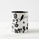 Schwarz-Weiß-Muster Vögel auf Kirschblüten Zweifarbige Tasse (Mittel)