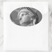 Schwarz-Weiß-Nah-up-Freiheitsstatue Ovaler Aufkleber (Tasche)