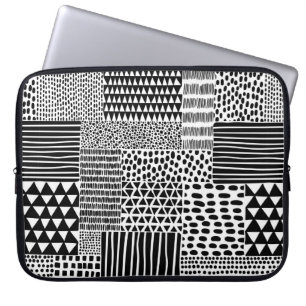 Schwarz-Weiß-Nahtloses Doodle-Muster. Hand-zeichn Laptopschutzhülle