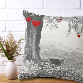 Schwarz-Weiß-Natur mit roten Herzen Kissen