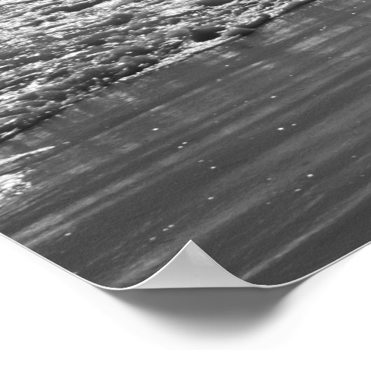 Schwarz-Weiß-Ozean waschend am Strand 16x20 Poster (Ecke)