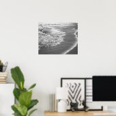 Schwarz-Weiß-Ozean waschend am Strand 16x20 Poster (Heimbüro)