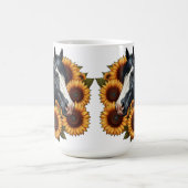 Schwarz-Weiß-Paint-Pferd mit Sonnenblumen Kaffeetasse (Mittel)