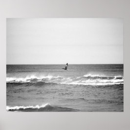 Schwarz-Weiß-Pelikan fliegen über dem Ozean 16x20 Poster