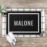 Schwarz-Weiß-Personalisierte Familienname Doormat Fußmatte<br><div class="desc">Moderne minimalistische Türmatte personalisiert mit Ihrem Familiennamen Monogramm oder anderen benutzerdefinierten Text. Klicken Sie auf die Schaltfläche Anpassen. Wählen Sie eine beliebige Hintergrundfarbe aus,  ändern Sie die Schriftart,  fügen Sie Ihren eigenen Text und Ihre Fotos hinzu,  um Ihren eigenen Stil zu erhalten.</div>