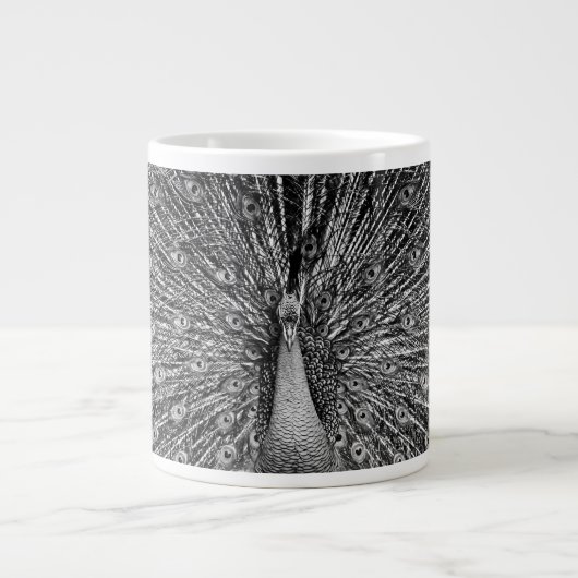 Schwarz-Weiß-Pfau Jumbo-Tasse (Vorderseite)