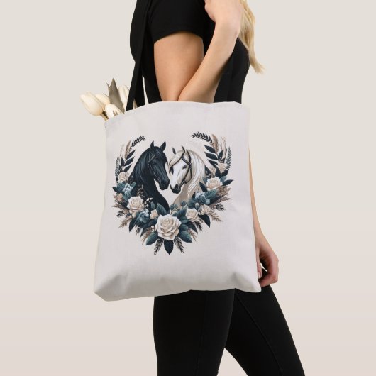 Schwarz-Weiß-Pferde in der Liebe Tasche (Von Nahem)
