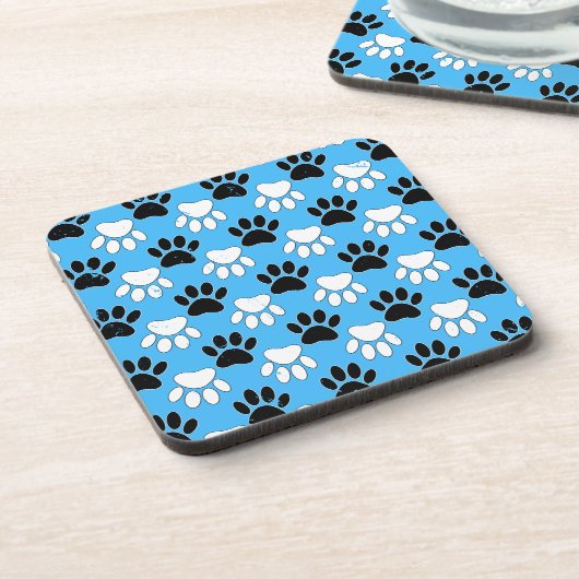 Schwarz-Weiß-Pfoten auf blauem Hintergrund Getränkeuntersetzer (Linke Seite)