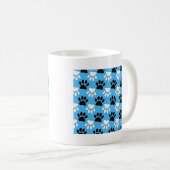 Schwarz-Weiß-Pfoten auf blauem Hintergrund Kaffeetasse (VorderseiteRechts)