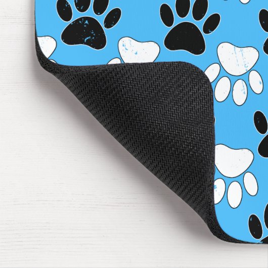 Schwarz-Weiß-Pfoten auf blauem Hintergrund Mousepad (Ecke)
