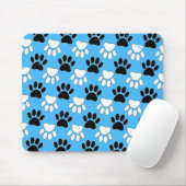 Schwarz-Weiß-Pfoten auf blauem Hintergrund Mousepad (Mit Mouse)