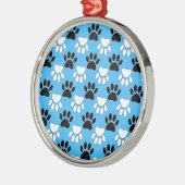 Schwarz-Weiß-Pfoten auf blauem Hintergrund Ornament Aus Metall (Links)