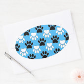 Schwarz-Weiß-Pfoten auf blauem Hintergrund Ovaler Aufkleber (Umschlag)