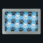 Schwarz-Weiß-Pfoten auf blauem Hintergrund Rechteckige Gürtelschnalle<br><div class="desc">Ein Muster in Schwarz/Weiß von Hundepfoten druckt mit beängstigenden Effekten auf blauem Hintergrund. Origineller Cartoon</div>