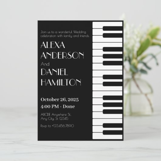 Schwarz-Weiß-Piano-Hosen Hochzeit Einladung (Stehend Vorderseite)