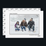 Schwarz-Weiß-Pine-Nadeln Happy Hanukkah Familie Feiertagskarte<br><div class="desc">Stilvolle und niedliche Fotokarten sind in dieser Ferienzeit für alle Ihre Freunde und Familie ideal. Passen Sie den Text "glücklich hanukkah" mit Ihrer eigenen Begrüßung an, ändern Sie den Familiennamen und das Jahr und tauschen Sie das Foto Ihrer Kinder, Haustiere oder der ganzen Familie aus. Das Design weist einen schwarzen...</div>