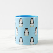 Schwarz-Weiß-Pinguin-Muster auf hellblau Zweifarbige Tasse (Mittel)