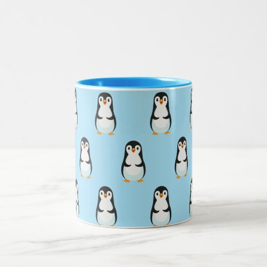 Schwarz-Weiß-Pinguin-Muster auf hellblau Zweifarbige Tasse (Mittel)