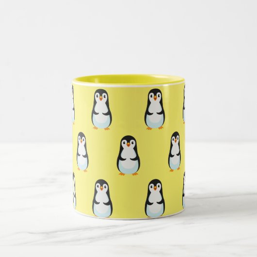 Schwarz-Weiß-Pinguin-Muster auf hellgelb Zweifarbige Tasse (Mittel)