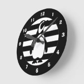 Schwarz-Weiß-Pinguin und Streifen Runde Wanduhr (Winkel)
