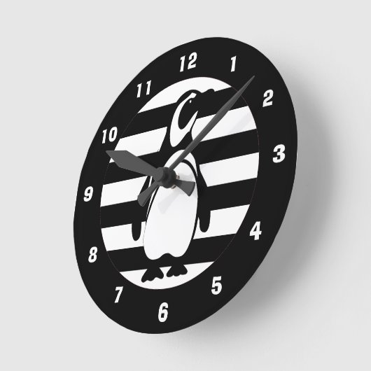 Schwarz-Weiß-Pinguin und Streifen Runde Wanduhr (Winkel)