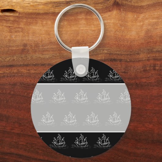 Schwarz-Weiß-Piratenschiff-Muster. Schlüsselanhänger (Vorderseite)
