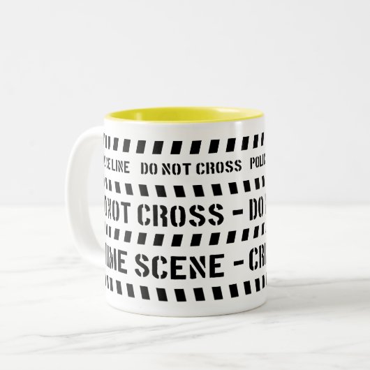 Schwarz-Weiß-Polizeiszene Zweifarbige Tasse (Vorderseite Links)