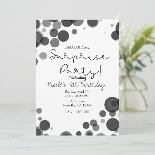 Schwarz-weiß Polka Dot Bubbles Überraschendes Part Einladung (Stehend Vorderseite)