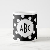 Schwarz-Weiß-Polka-Dot-Monogramm Jumbo-Tasse (Vorderseite)