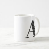 Schwarz-Weiß-Polka-Dot-Monogramm Kaffeetasse (VorderseiteRechts)