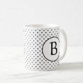Schwarz-Weiß-Polka-Punkte mit Monogramm Kaffeetasse (VorderseiteRechts)