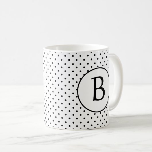 Schwarz-Weiß-Polka-Punkte mit Monogramm Kaffeetasse (VorderseiteRechts)