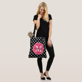 Schwarz-Weiß-Polka-Punkte mit rosa Monogramm Tasche (Am Model)