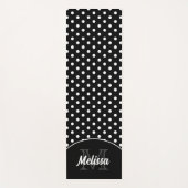 Schwarz-Weiß-Polka-Punkte Retromuster Monogramm Yogamatte (Vorderseite)