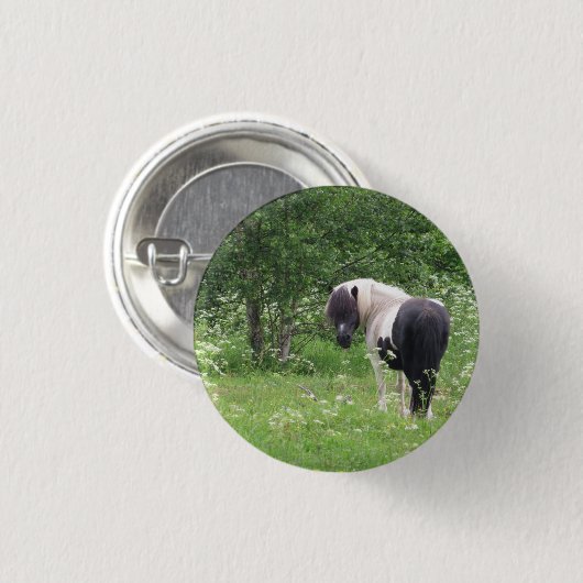 Schwarz-Weiß-Pony in Gras und Blume Button (Vorne & Hinten)
