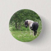 Schwarz-Weiß-Pony in Gras und Blume Button (Vorderseite)