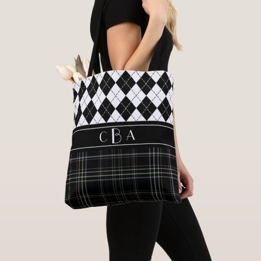 Schwarz-Weiß-Raute und Tartan Mit Monogramm Tasche (Von Nahem)