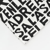 Schwarz-Weiß "Read" in 8 Sprachen Lino Cut Fleecedecke (Ecke)