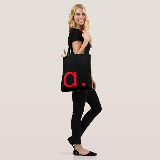 Schwarz-weiß Red Monogram Initial Letter Modern Tasche (Am Model)