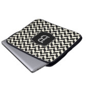 Schwarz-Weiß-Ringelknochen-Muster mit Monogramm Laptopschutzhülle (Vorne Knopf)