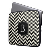 Schwarz-Weiß-Ringelknochen-Muster mit Monogramm Laptopschutzhülle (Vorderseite Links)