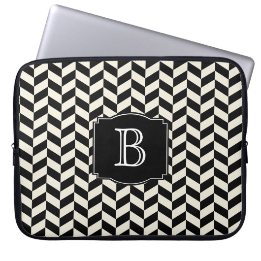 Schwarz-Weiß-Ringelknochen-Muster mit Monogramm Laptopschutzhülle (Vorderseite)