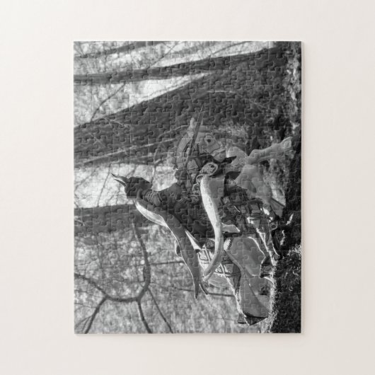 Schwarz-Weiß-Ritter galoppieren durch den Wald Puzzle (Vertikal)