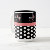 Schwarz-weiß-rosa-Monogramm-Polka-Dot Zweifarbige Tasse (Vorderseite Links)