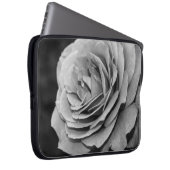 Schwarz-Weiß-Rose Laptopschutzhülle (Vorne Rechts)